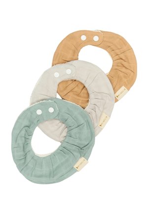 Drei textile Haargummis in hellbeige, sanftem Grün und warmem Braun. Jeder ist mit einem gerafften Design und Druckknopfverschlüssen ausgestattet.