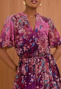 Love & Roses V NECK PLEATED MIDI - REGULAR FIT - Denní šaty - pink