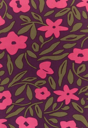 Tela floral con un fondo púrpura oscuro, que presenta flores rosa brillante y hojas verdes en un patrón repetido.
