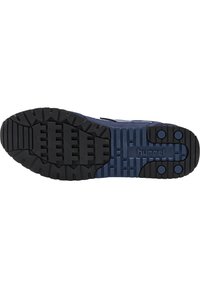 Svart gummiskosula med djupa mönster och blå accenter; har cirkulära greppmönster och präglat varumärke "hummel."