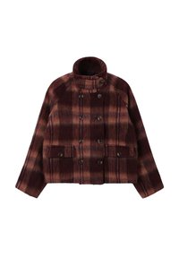 Veste cropped double boutonnage en motif tartan bordeaux et marron, avec un col haut, de grandes poches avant et des boutons en métal.