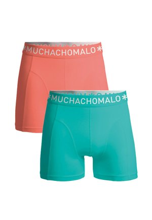 Kaksi paria boxer shortseja: yksi korallinvärinen ja yksi akvanvärinen. Molemmissa on kontrastivärinen valkoinen vyötärölaakeri, jossa lukee "MUCHACHOMALO".