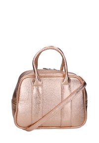 Borsa a mano in oro rosa metallizzato con un design strutturato, doppi manici e una lunga tracolla, caratterizzata da una superficie testurizzata e dettagli di cucitura.