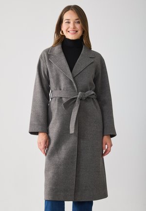 Manteau en mélange de laine gris avec une ceinture, un col à revers et des manches larges, présentant un design hauteur genoux et une texture douce.