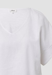 Witte linnen t-shirt met een V-hals en korte mouwen. Heeft een ontspannen pasvorm en subtiele textuur. Merklabel "s.Oliver" bij de hals.
