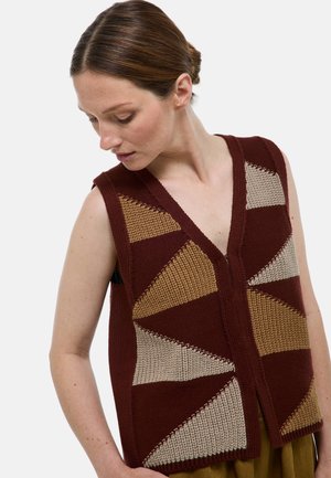 Gilet en tricot avec un décolleté en V profond en bordeaux, présentant des motifs géométriques en beige et moutarde. Tissu texturé avec des côtés ouverts et sans manches.