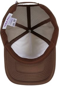 Brun hatt med solid frontpanel og netting bak. Har en flat skjerm, en sirkulær metallknapp på toppen, og et indre fôr.