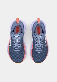 Blaue Sportschuhe mit strukturiertem Obermaterial, helllila Sohle, leuchtend korallenfarbenen Akzenten und reflektierendem Logo. Verfügt über eine gepolsterte Zunge und Schnürsenkel.