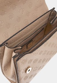 Borsa a mano in pelle beige con motivo logo impresso, tasche interne e chiusura a bottone a pressione dorato. Finitura testurizzata all'esterno.