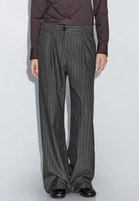 Grijze broek met krijtstreepjes en een losse pasvorm, voorzien van een knoopsluiting, een hoge tailleband en een gestructureerde stof.