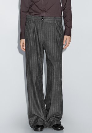 Szare spodnie w prążki o luźnym kroju, z zapięciem na guzik, wysokim stanem i teksturowaną tkaniną.