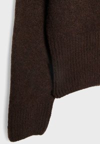 Donkerbruin gebreid vest met geribbelde manchetten en zoom, een zachte textuur en een ontspannen silhouet.