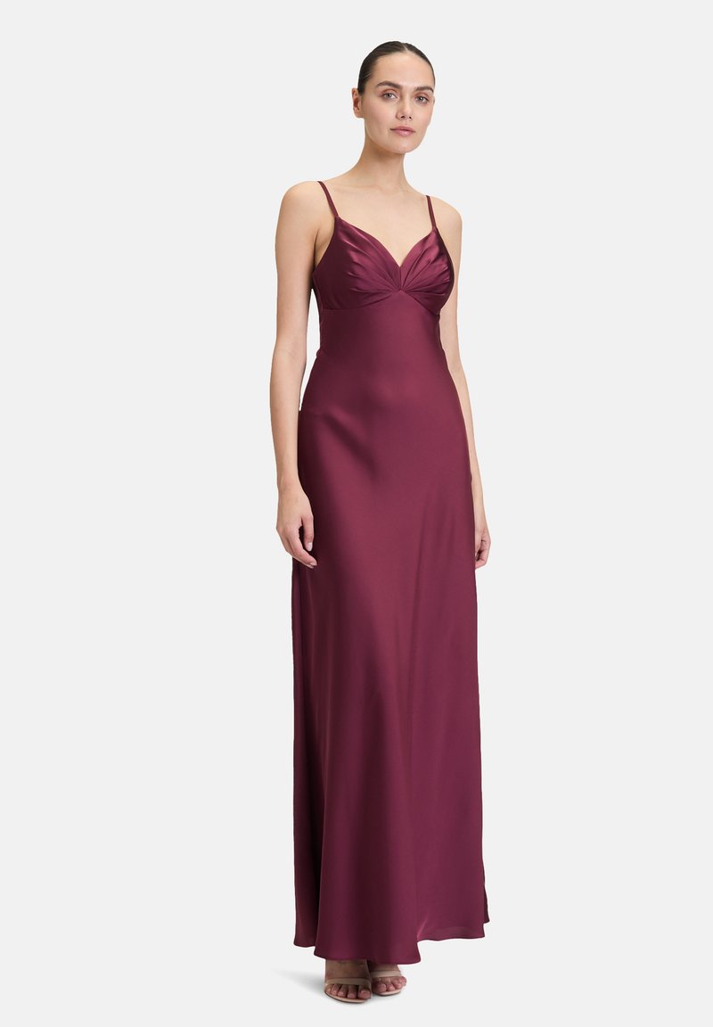 Burgunder Satin Kleid mit Spaghetti-Trägern, tailliertem Oberteil und fließendem Rock. Mit gefältelten Details an der Brust für zusätzliche Textur.