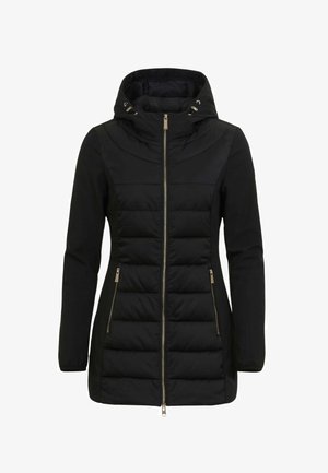 Chaqueta de plumas negra con cierre de cremallera al frente, diseño acolchado, capucha y herrajes en tono dorado. Cuenta con bolsillos laterales y una silueta ajustada.