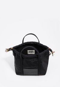 Bolsa tote de tela negra con acabado texturizado, parte superior fruncida, doble asa y parche con logo. El interior cuenta con un forro claro.