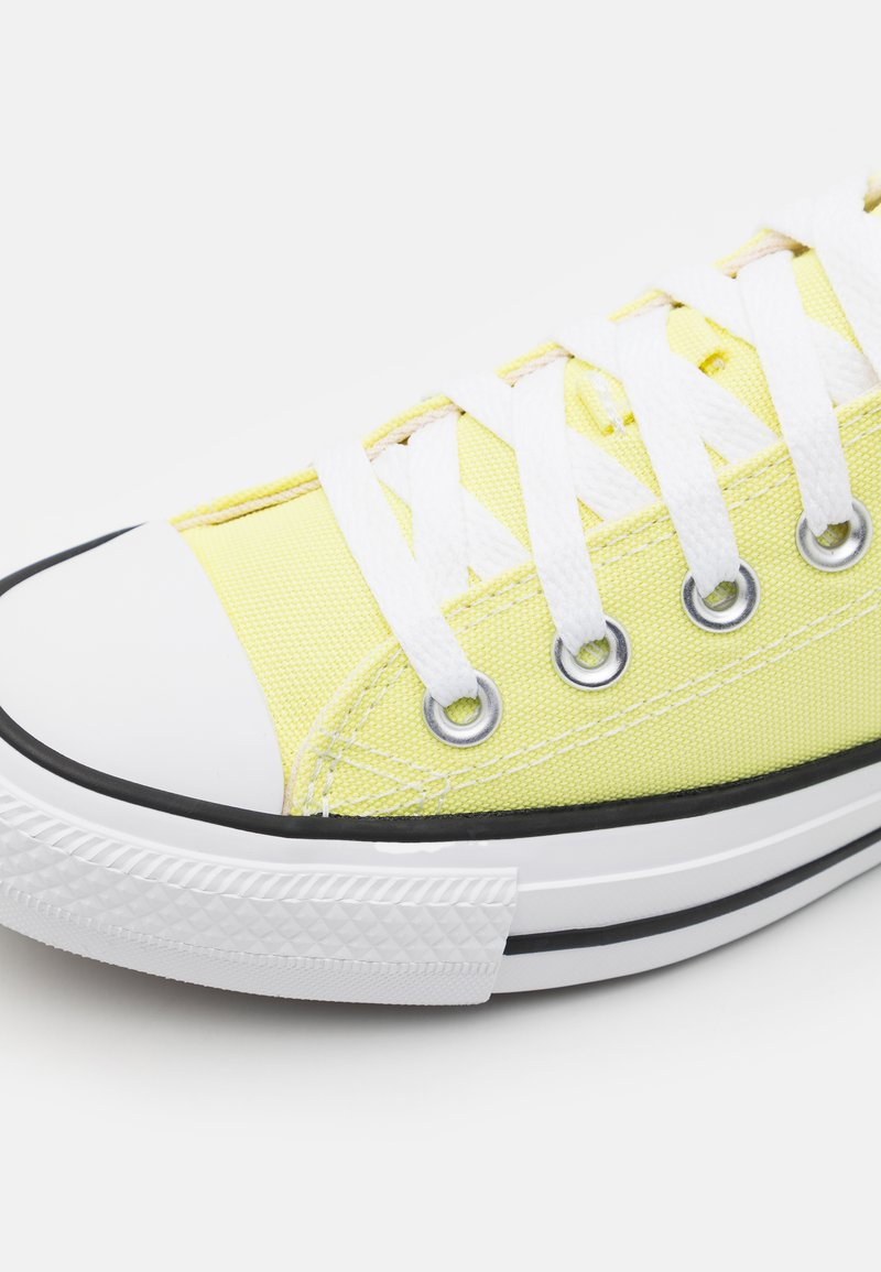 converse courte jaune