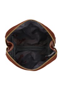 Pañuelo de cuero marrón con una cremallera dorada y un interior gris que presenta un patrón sutil. Incluye un pequeño bolsillo interior y una textura suave.
