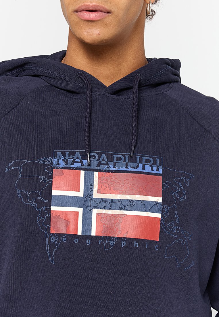 Felpa blu navy con una grande stampa della bandiera della Norvegia su uno sfondo mappa del mondo. Accentuata dal logo "NAPAPIJRI" sopra la bandiera.