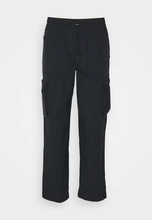 Schwarze Cargo-Hosen aus gewebtem Stoff. Mit verstellbarem Bund, Seitentaschen und zwei Utility-Taschen mit Reißverschlüssen.