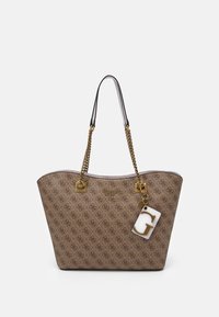 Beige tygväska med logotypmönster, guldfärgade detaljer, kedja och läderremmar samt en dekorativ "G"-bricka. Slät textur och öppen design.