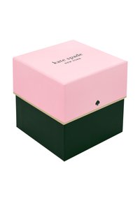 Fyrkantig presentask med rosa lock och grön botten, prydd med guldkanter och "kate spade new york" tryckt på toppen, accentuerad med liten spade-logotyp.