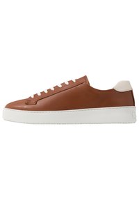 Bruna lädersneakers med vit gummisula, med minimalistisk design, platta snörning och en liten beige detalj vid hälen.