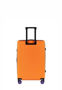 Walizka z twardą obudową w jasnym pomarańczowym kolorze z pionowymi paskami, czarną teleskopową rączką i czterema fioletowymi kółkami ułatwiającymi przemieszczanie.