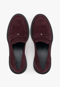 Bordeaux suède instapschoenen met een gladde zwarte buitenzool, uitgerust met een decoratieve gestikte neus en een klein zilveren accent op de schacht.