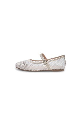 Chaussure plate Mary Jane beige avec motif en maille losange et petite boucle de sangle réglable sur fond blanc.