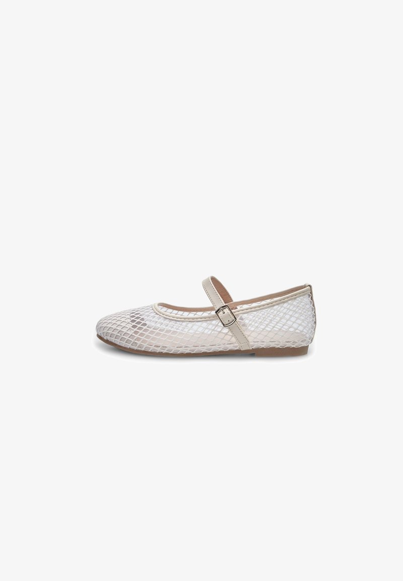 Chaussure plate Mary Jane beige avec motif en maille losange et petite boucle de sangle réglable sur fond blanc.