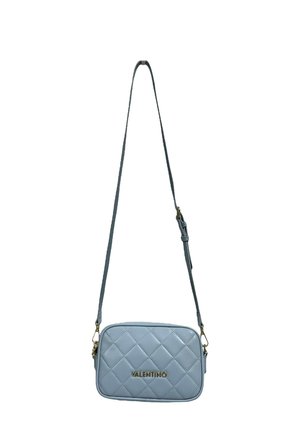 Borsa a tracolla in pelle trapuntata blu chiaro con hardware dorato, forma rettangolare, tracolla regolabile e dettaglio del logo sul fronte.
