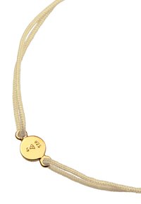 Guldpläterat berlockarmband med krämfärgade vävda snoddar. Innehåller en rund berlock graverad med "925" och en tredimensionell logotyp.