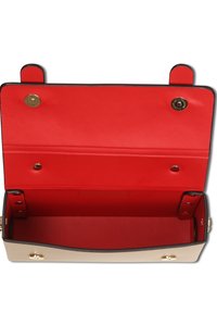 Beige leren handtas met een rode binnenkant, gouden hardware en een zwarte bies. Beschikt over een magnetische drukknoopsluiting en een ruime binnenkant.