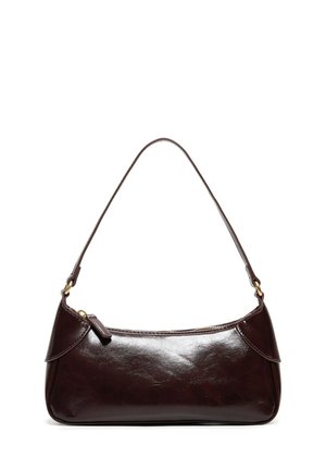Sac à bandoulière en cuir marron foncé avec une seule sangle et une fermeture éclair, forme rectangulaire avec des bords arrondis sur fond blanc.