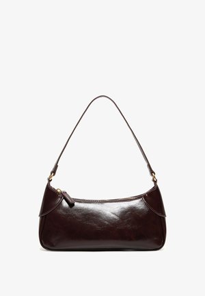 Sac à bandoulière en cuir marron foncé avec une seule sangle et une fermeture éclair, forme rectangulaire avec des bords arrondis sur fond blanc.