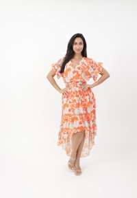 Orange-blumiges Wickelkleid mit Schmetterlingsärmeln, einem High-Low-Saum und einer weichen, durchsichtigen Textur. Ausgestattet mit einem gebundenen Taillenband für eine figurbetonte Passform.