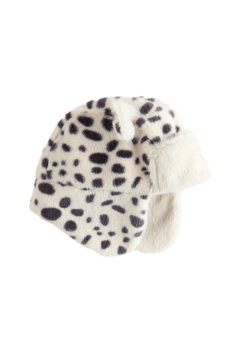 Klobouk z umělé kožešiny v krémové barvě s černými skvrnami. Nákrčníky na uši a přední skládací design zajišťují teplo; měkká, plyšová struktura zvyšuje pohodlí.