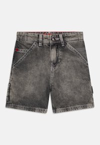 Jeans kratke hlače v zbledeli črni barvi, z gumbom za zapiranje, zanko za pas in stranskimi žepi. Kontrastni šivi ob šivih.
