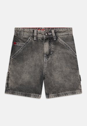 Fakó fekete mosású farmer sort, gombos záródással, övhurkokkal és oldalsó zsebekkel. Kontrasztos varrás a varratok mentén.