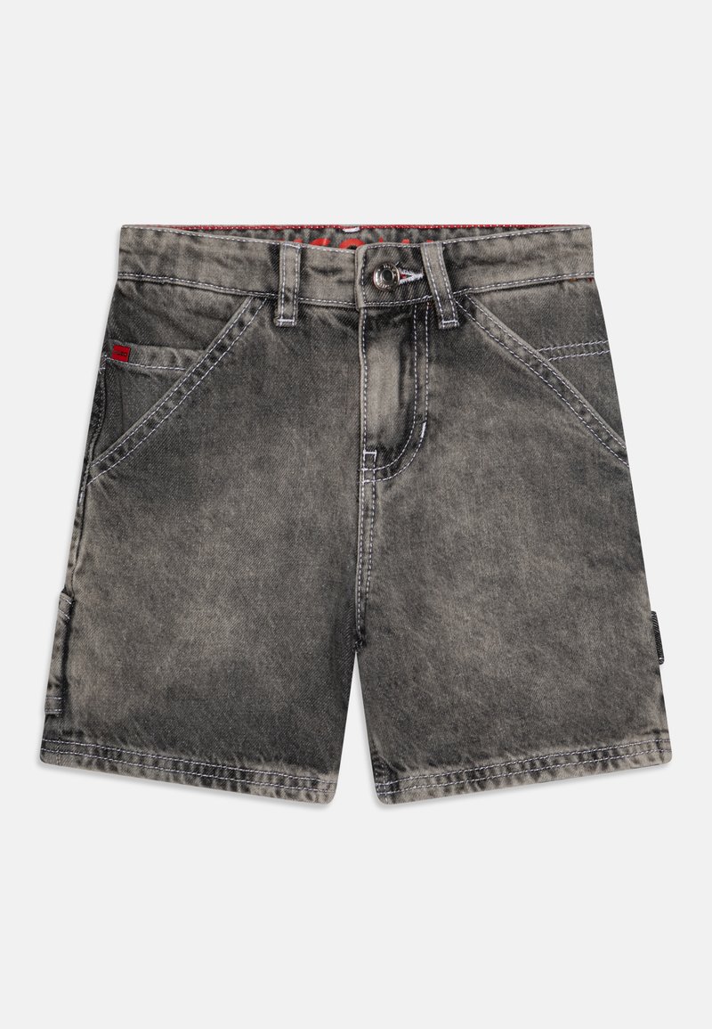 Jeans kratke hlače v zbledeli črni barvi, z gumbom za zapiranje, zanko za pas in stranskimi žepi. Kontrastni šivi ob šivih.
