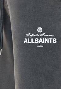 Donkergrijze sweatshirt met witte tekst, "Infinite Summer ALLSAINTS LONDON," met een zachte textuur en een verstelbare trekkoord.