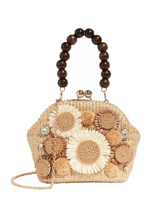 Geflochtene Strohtasche mit großem dunklem Holzperlen-Griff, floralen Häkelverzierungen, Bommel, Strasssteinen und einem goldenen Kettenriemen.