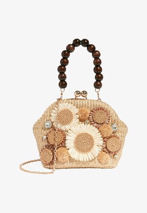 Geflochtene Strohtasche mit großem dunklem Holzperlen-Griff, floralen Häkelverzierungen, Bommel, Strasssteinen und einem goldenen Kettenriemen.