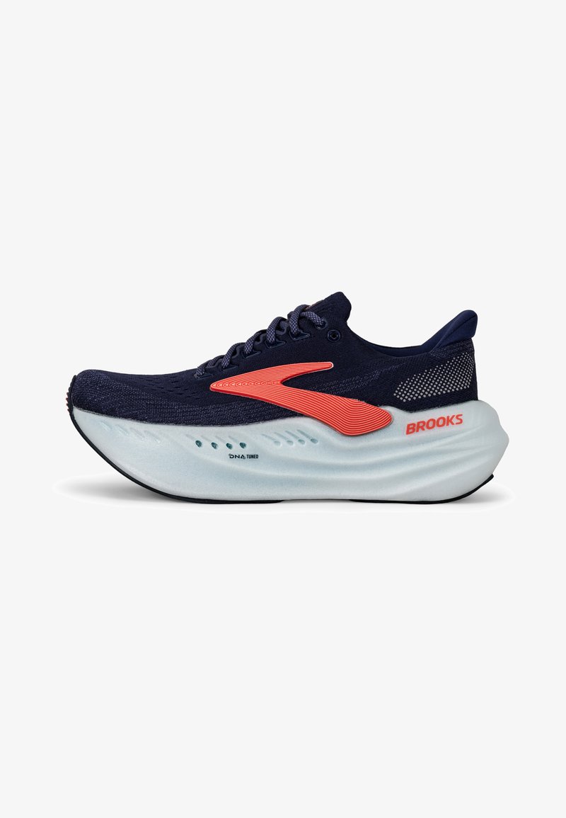 Tekla za tek s temno modrim tekstilnim zgornjim delom, neon oranžnim logom in detajli, oblazinjenim ledeno modrim podplatom ter teksturirano mrežasto podlago na peti.