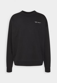 Sudadera negra con mangas largas, cuello redondo y puños acanalados. Presenta un logo de texto blanco "night addict" en el área del pecho izquierdo.