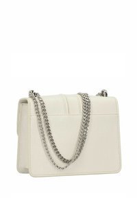Bolso de mano de imitación piel blanca, de forma rectangular, con una correa de cadena plateada y una textura sutil, con detalles cosidos en la parte frontal.