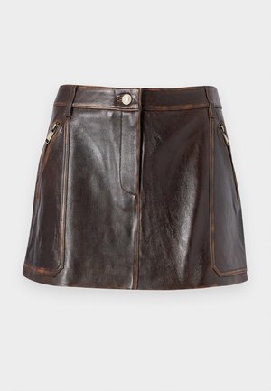 Smeđa kožna mini suknja s elegantnim dizajnom, dva zatvorena bočna džepa i kontrastnim šavovima duž rubova.