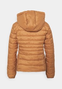 Brun pufferjakke med hætte, der har quiltede vandrette striber og elastiske manchetter. Glat tekstur med en blank finish.