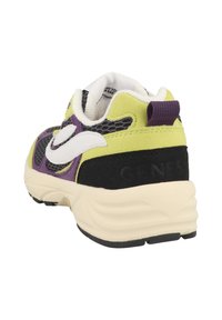 Sneaker con tomaia in rete e suede giallo, viola e nero. Presenta un logo bianco, accenti texturizzati e una suola chunky.
