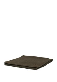 Plaid en tricot de couleur marron, de forme rectangulaire avec une texture côtelée, présentant un petit logo accentué près du bord.